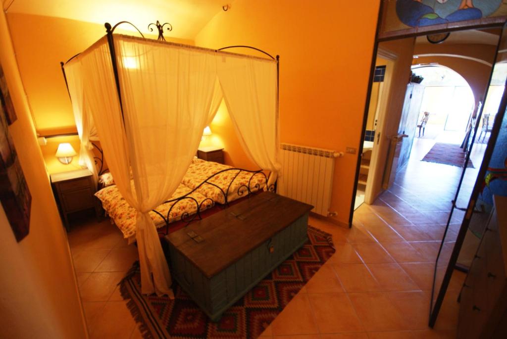 因佩里亚Da Tiziana的一间卧室配有一张带天蓬的床