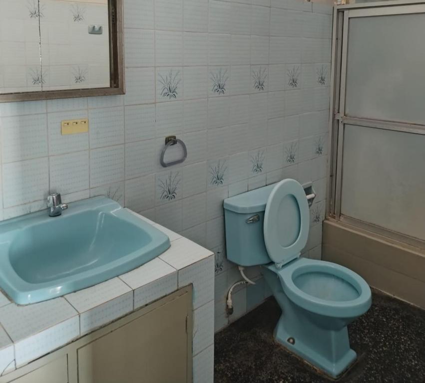 皮乌拉Piura Eterno Calor的浴室配有蓝色卫生间和浴缸。