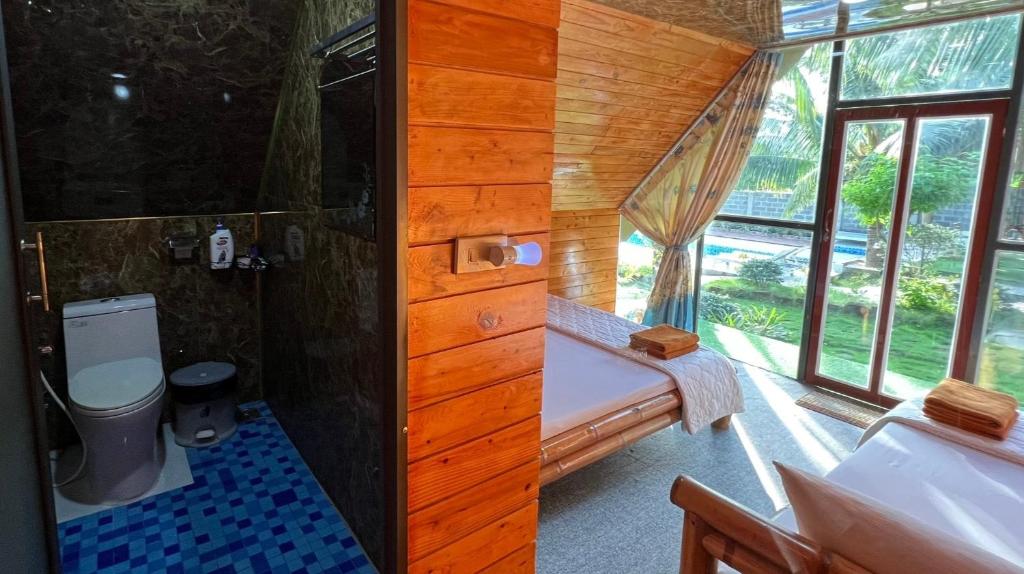 富国Phu Nam House - Resort的带淋浴和卫生间的小浴室
