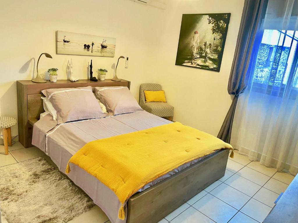 圣皮埃尔Kazalena的一间卧室配有一张黄色毯子床