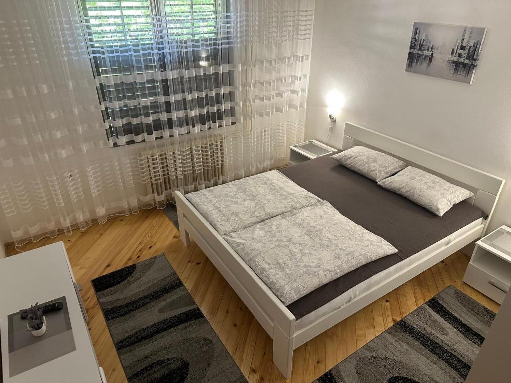 维舍格勒Apartman Samardžić的一间带床的卧室,位于带窗户的房间内