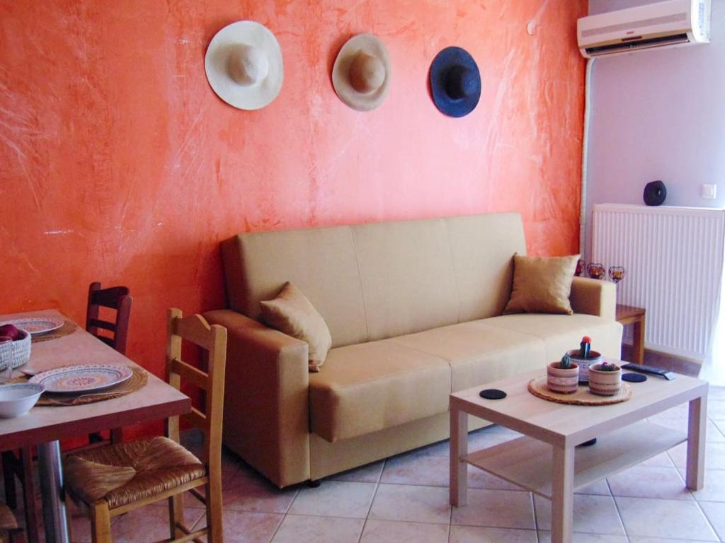 斯巴达The Orange Cactus的客厅配有沙发和桌子