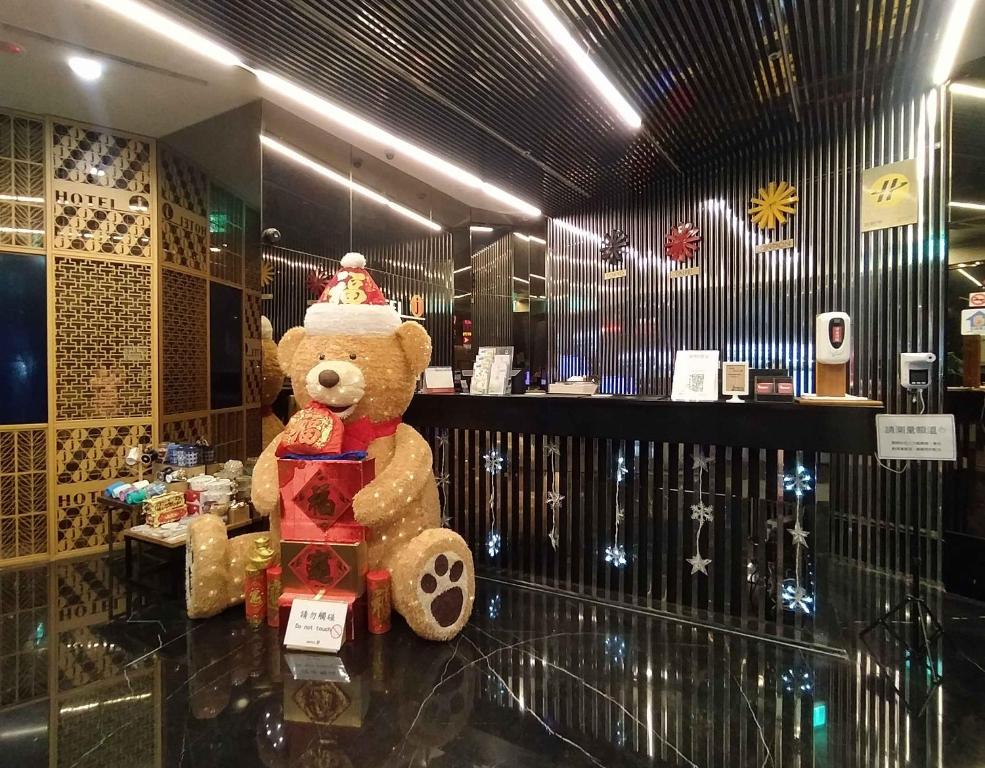 平镇日月光国际饭店桃园馆的坐在商店桌子上的泰迪熊