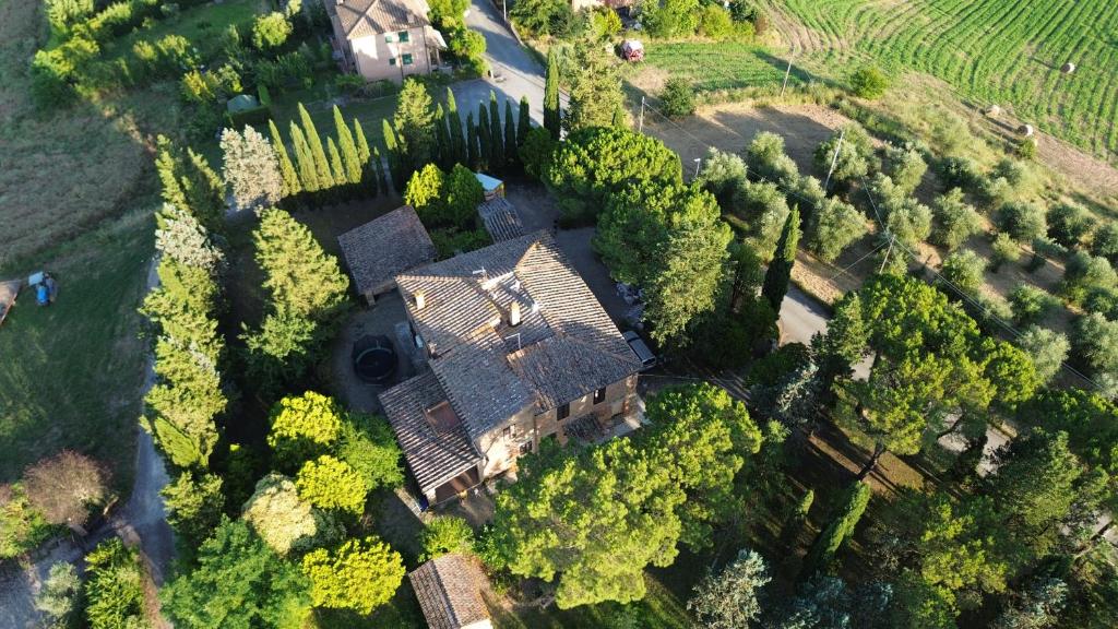 锡耶纳Casa cecchi siena的享有树木繁茂的大房子的空中景色
