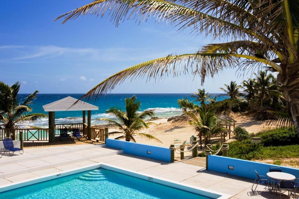 Stella Maris斯特拉马里斯度假俱乐部酒店的度假村泳池享有海滩美景