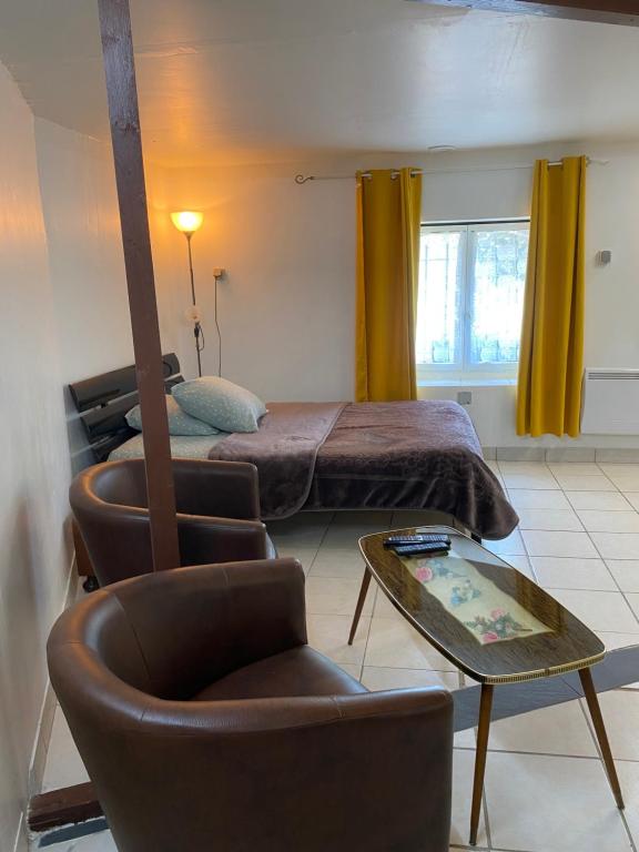 Neuvy-sur-LoireLocations de la centrale de Belleville的一间卧室配有一张床、一把椅子和一张桌子
