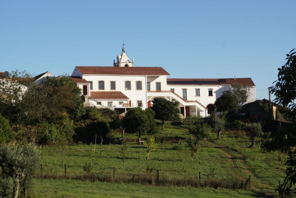 ArregaQuinta do Passal的山顶上一座白色的大房子