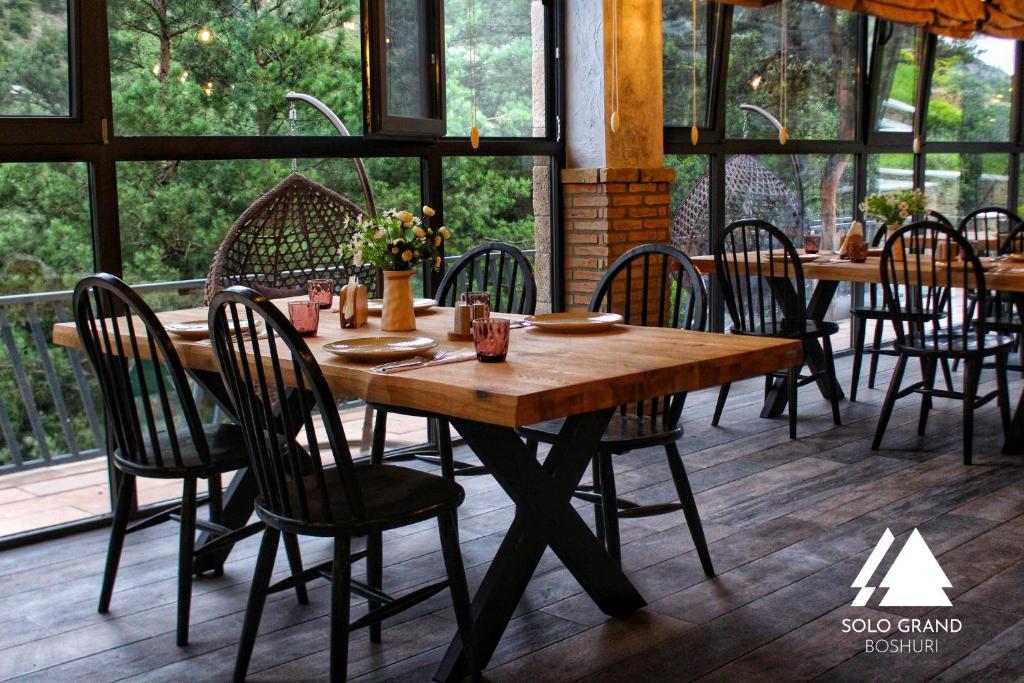 Solo Grand Boshuri Hotel Wellness Resort的一张木桌和椅子