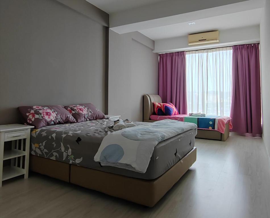 哥打京那巴鲁Sky homestay的一间卧室配有一张床、一张沙发和一个窗口