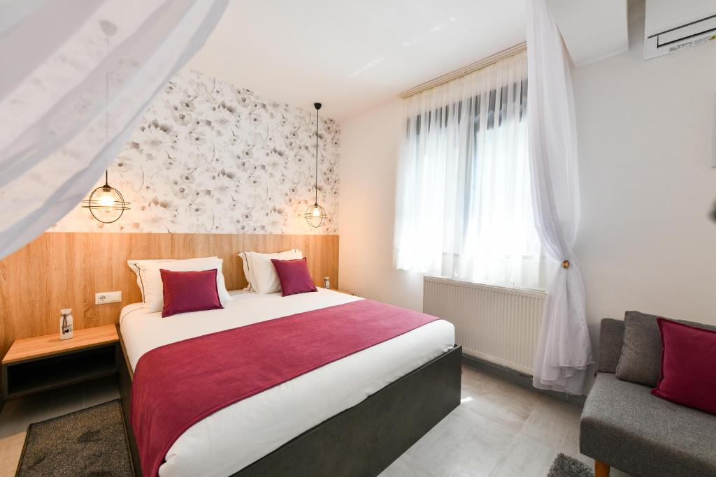 格拉博瓦茨Villa Elena的一间设有大床和窗户的酒店客房
