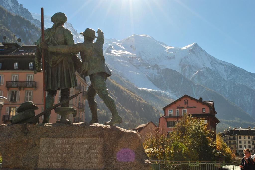 夏蒙尼-勃朗峰瓦雷布兰驰酒店的一座以山为背景的两人雕像