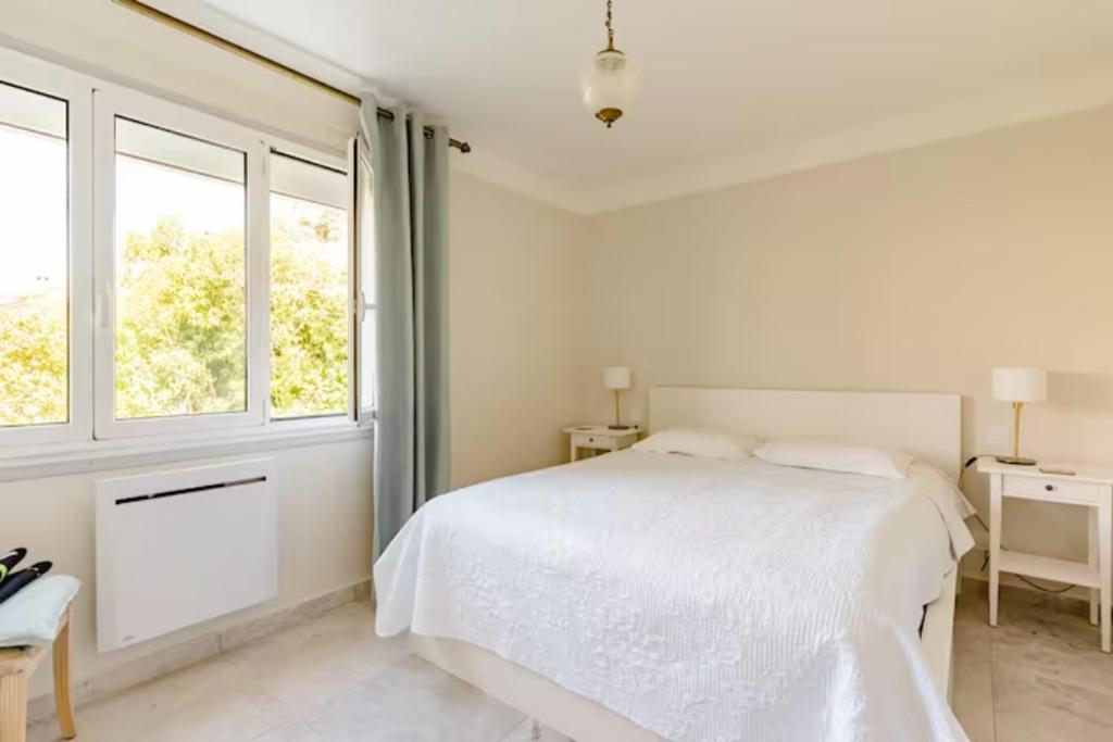锡富尔勒普拉日Villa Echauguette, Chambre et toilette privee Maison partagee avec la proprietaire的白色的卧室设有床和窗户