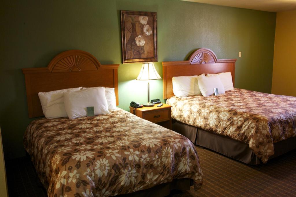 布伦纳姆科奇莱特旅馆的酒店客房,设有两张床和一盏灯