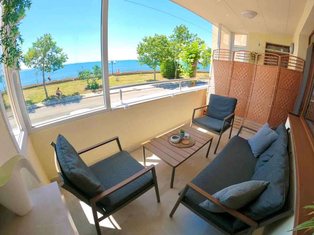 帕莫瑞Sunset Yavorov Pomorie的客厅设有沙发和椅子,享有海景