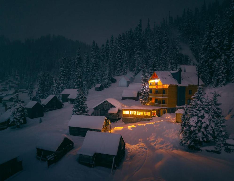 ChʼkhakouraPanorama Bakhmaro的夜晚在雪中点亮的房子
