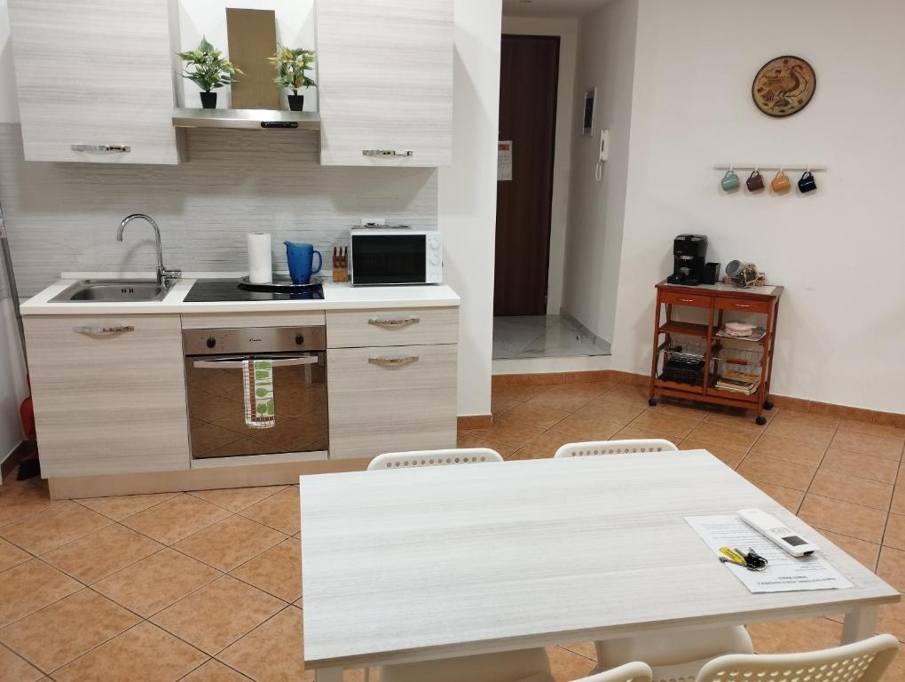 热那亚Domus Genuensis的厨房配有白色桌子和水槽