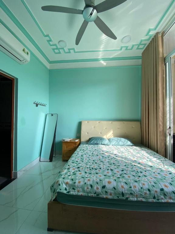 三岛县Tiny home 小角落的一间卧室配有一张带吊扇的床