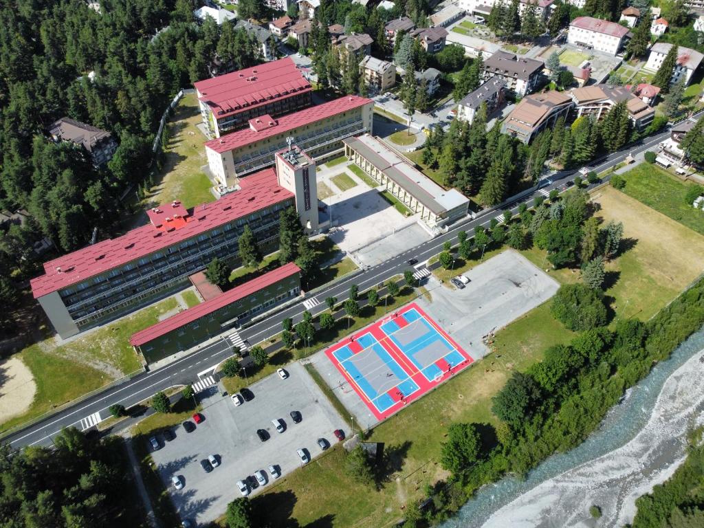 巴多尼奇亚奥林匹克乡村酒店的享有带游泳池的大楼的顶部景致