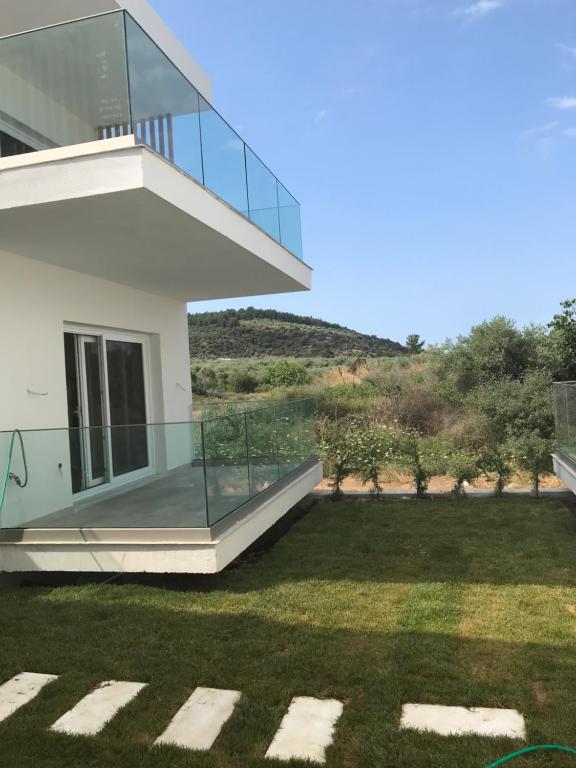 斯卡拉索提罗斯NAMARE AQUA的享有庭院景色的玻璃房子
