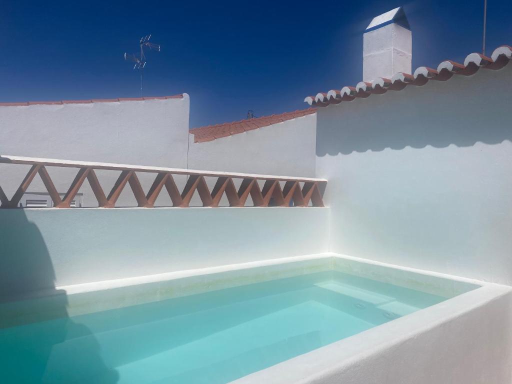 莫托拉Casa Vó Briata的白色房子边的游泳池