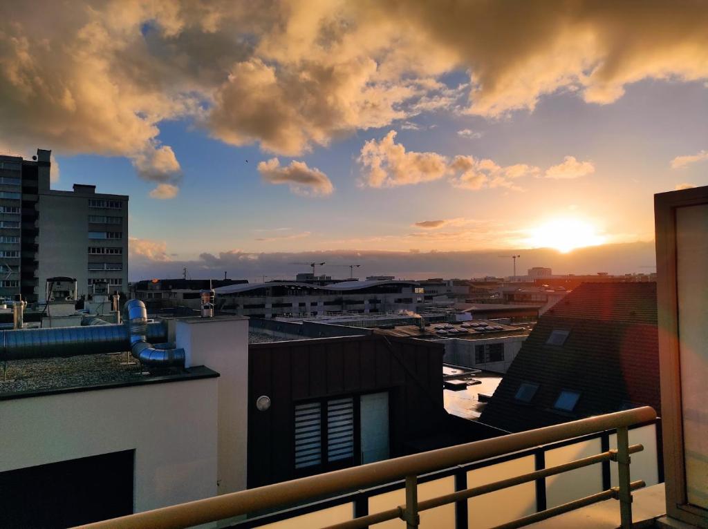 勒阿弗尔Appartement Terrasse Sud Dernier étage + Parking的从大楼的阳台上可欣赏到日落美景