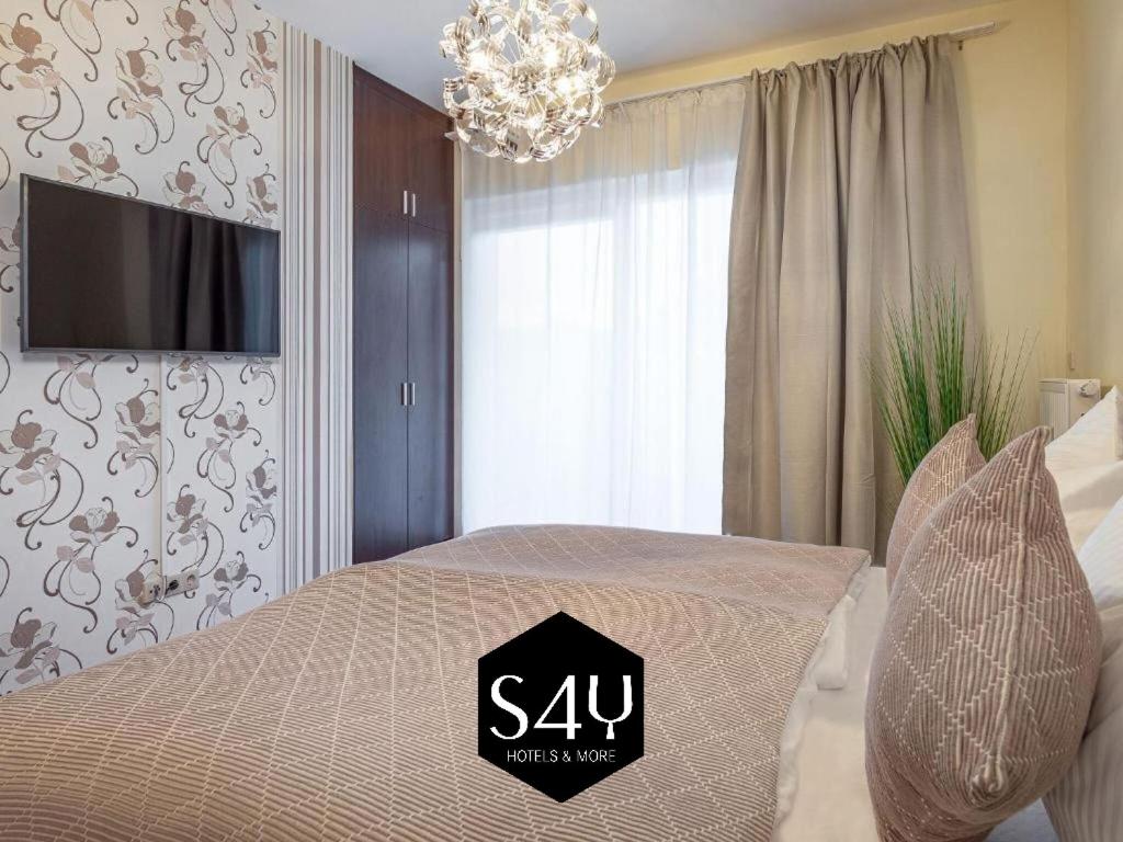 法克湖Alpe Adria Apartments - Top 1 by S4Y的一间卧室,配有一张带标志的床