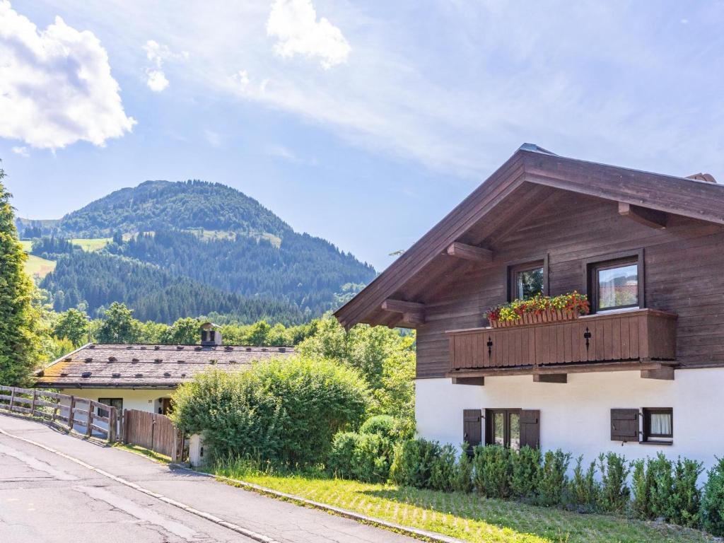 蒂罗尔-基希贝格Rettenstein的带阳台的度假屋,享有山脉背景