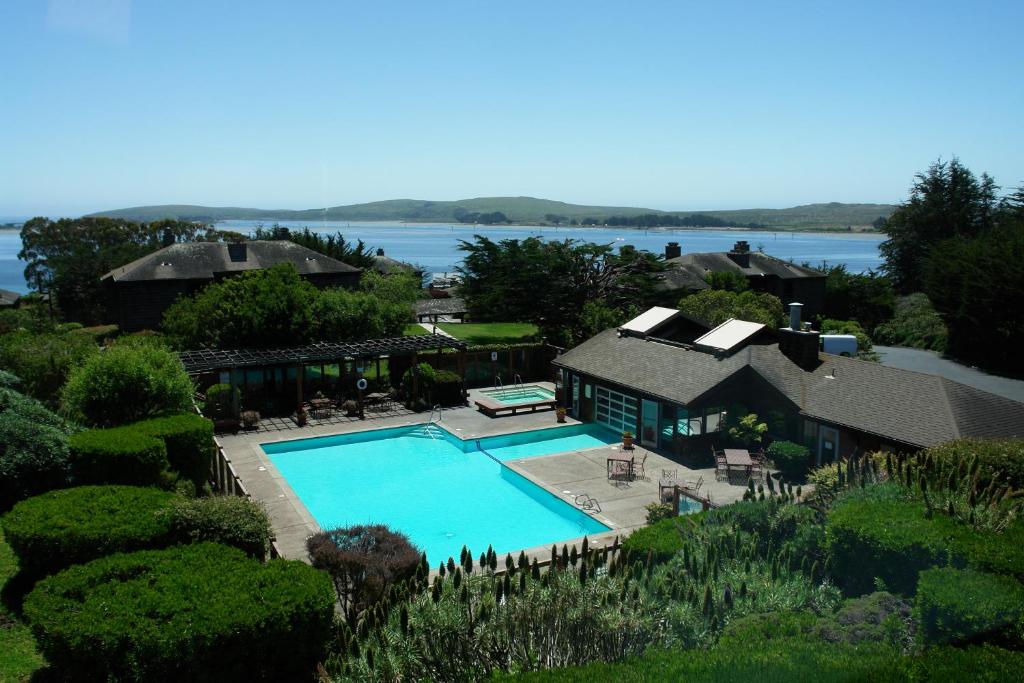 博德加湾潮汐旅馆的享有带游泳池的房屋的空中景致