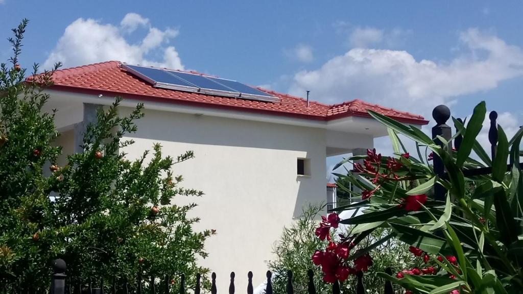 梅塔诺佛希斯Kandis Place的一座房子,屋顶上设有太阳能电池板