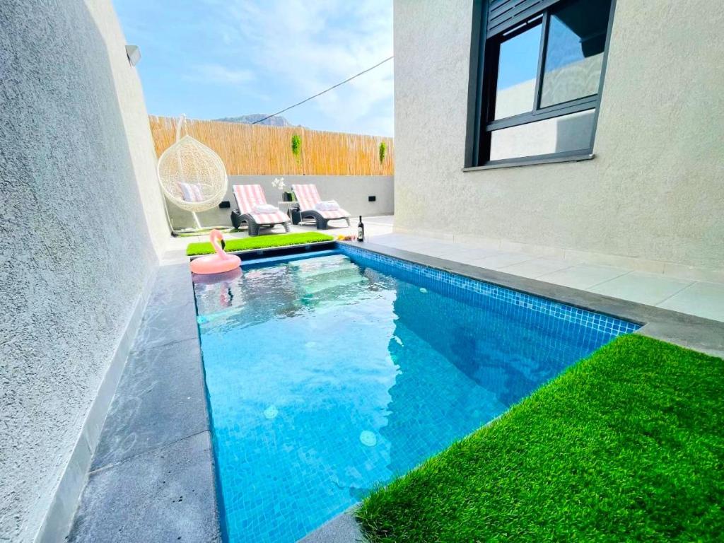 马格达拉Yalarent Melody- Suites with privat pools的一座房子后院的游泳池