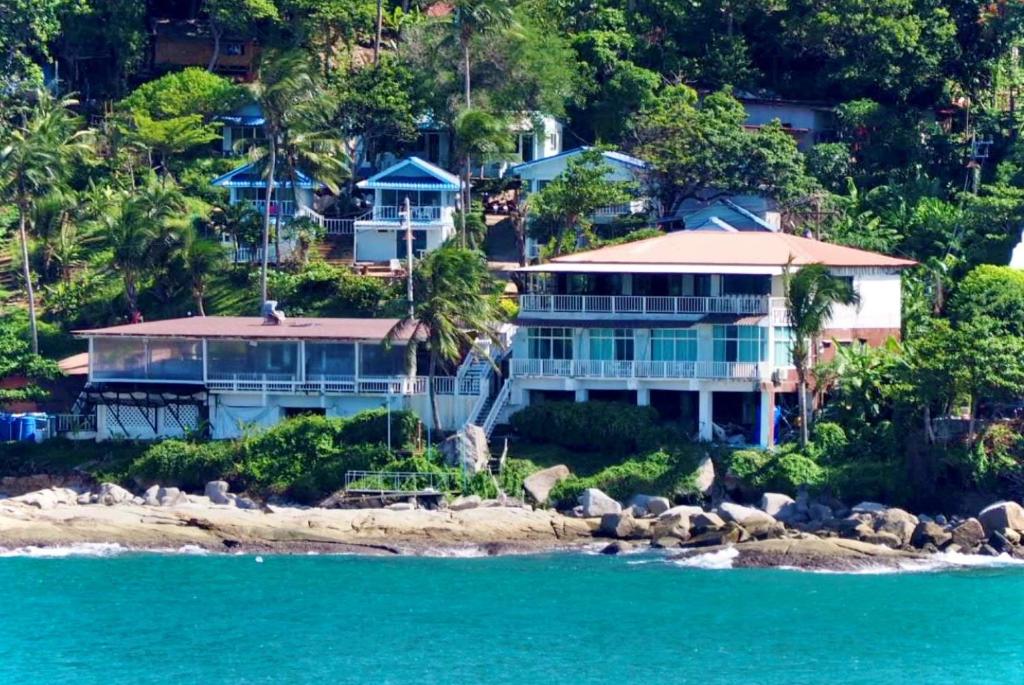 奈汉海滩Naiharn On The Rock Resort Phuket的海边的大房子