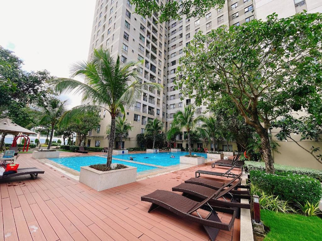 HHomes - Serene 1 Bedroom Nice view & Pool GYM BBQ at Masteri Thao Dien District 2内部或周边的泳池