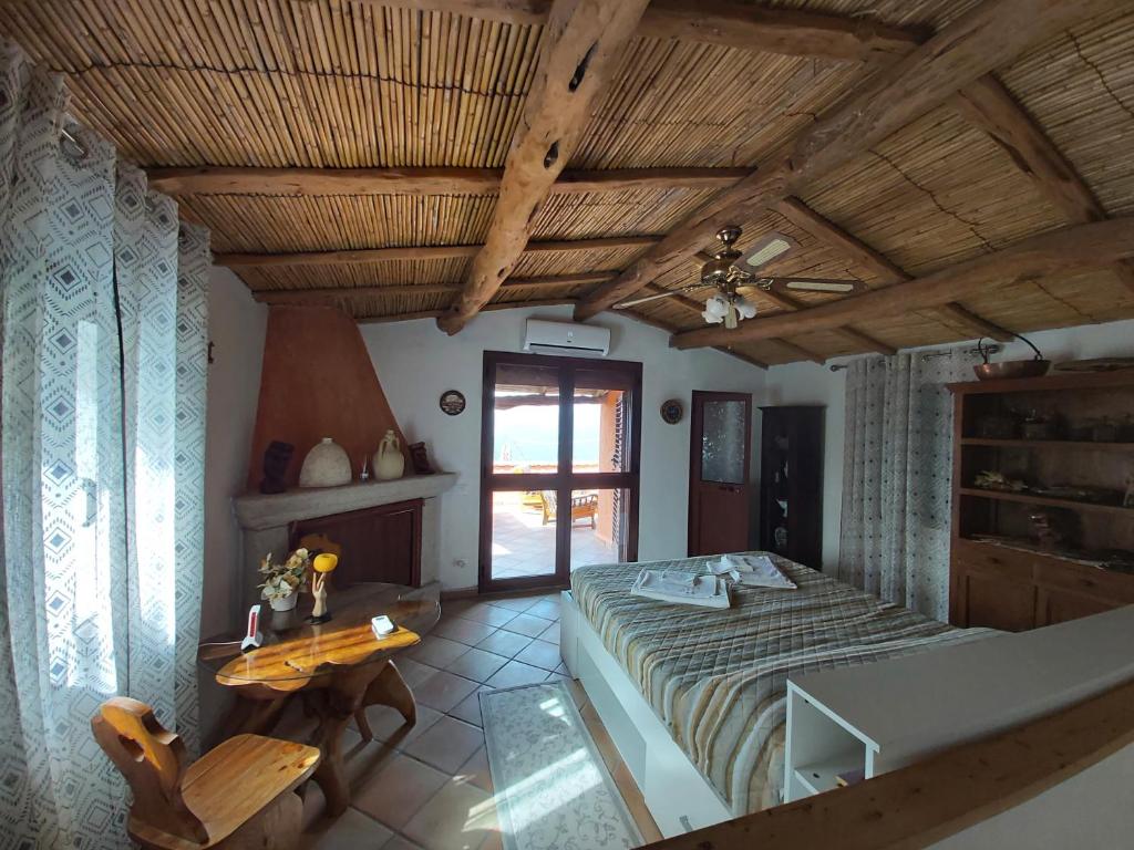 La Dimora degli Dei的一间卧室设有一张床和木制天花板