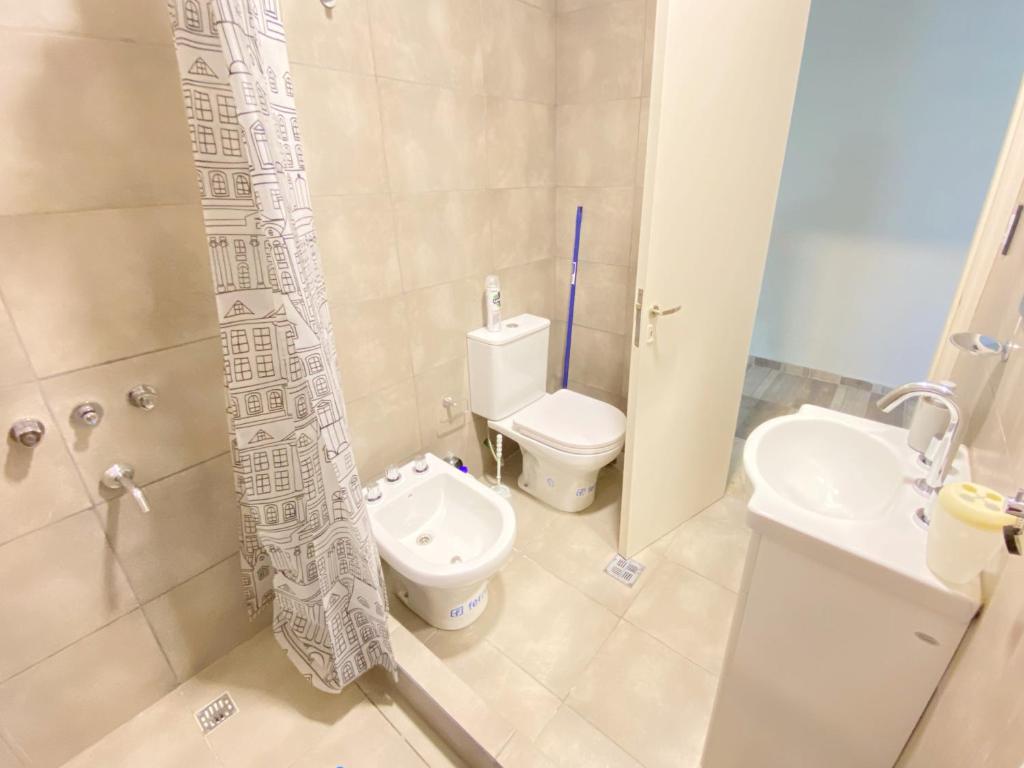 戈多伊克鲁斯Depto frente a Palmares Shopping Mall的浴室配有卫生间、盥洗盆和淋浴。
