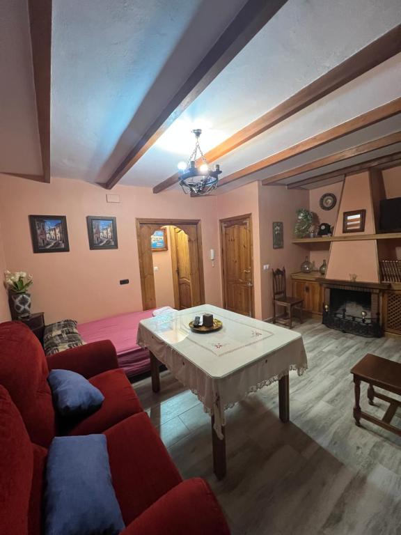 隆达Apartamento Cerro De Las Salinas的客厅配有红色的沙发和桌子