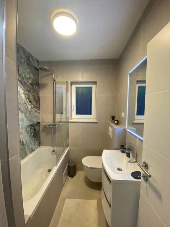 奥瑞比克Holiday home Maslina的浴室配有盥洗盆、卫生间和浴缸。
