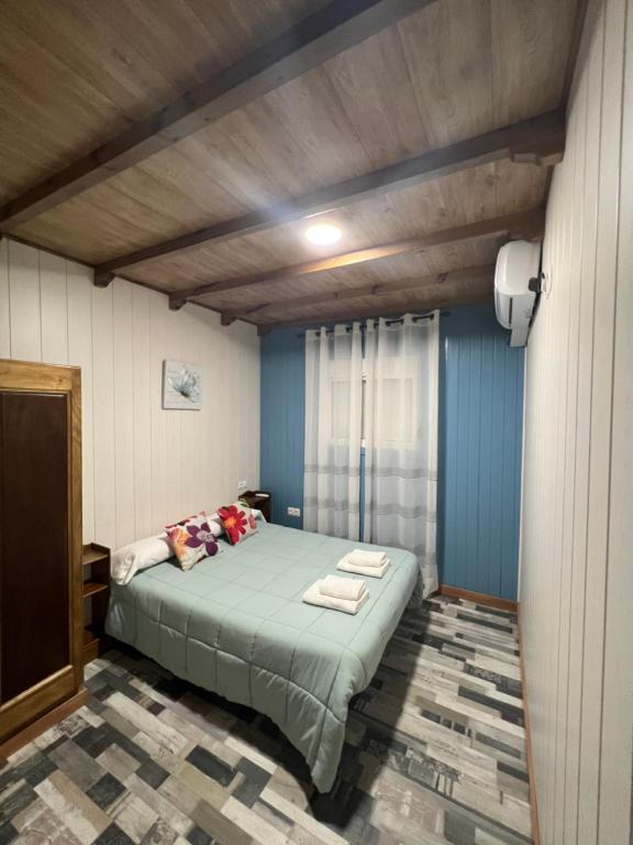 隆达Alojamiento cerro d la salina的一间卧室配有一张蓝色墙壁的床