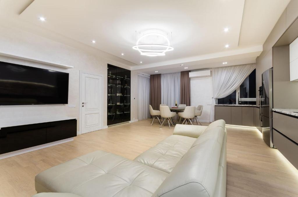 基希讷乌Luxury apartment close to the city centre的客厅配有白色沙发和电视