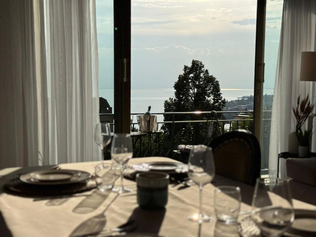 蒙特勒Villa Montreux的一张桌子,上面有白色的桌布和酒杯