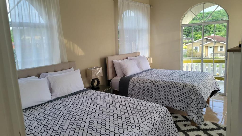 法尔茅斯The Perfect Spot的一间卧室设有两张床和窗户。