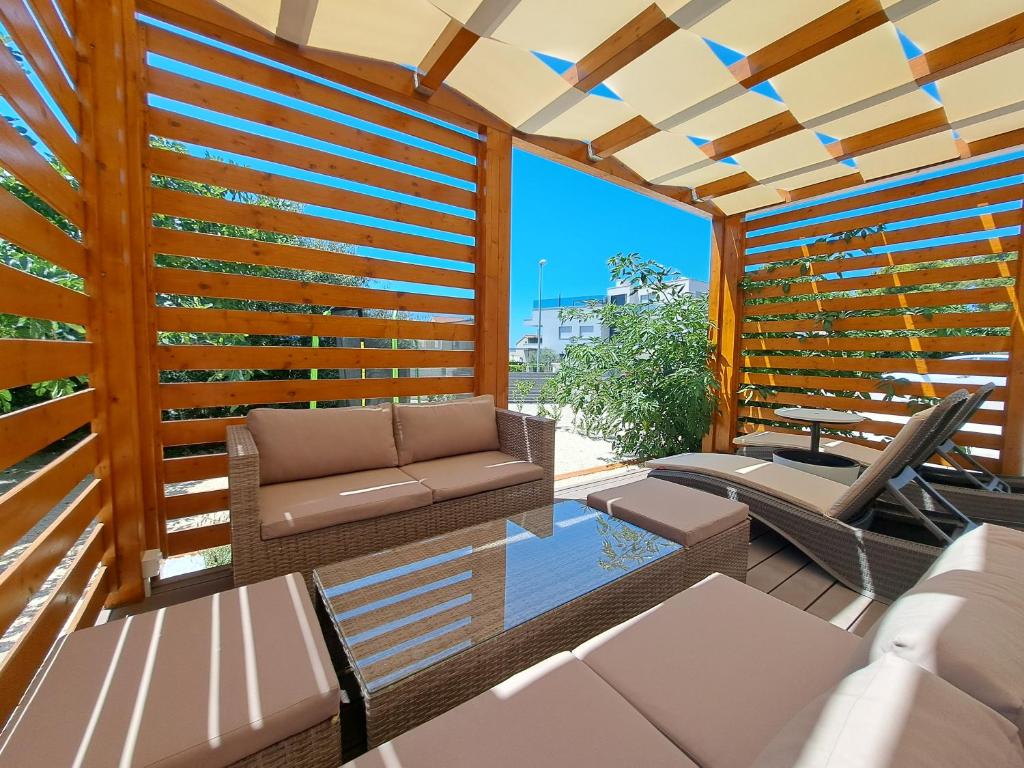 布罗达里卡Holiday house SeaDream - 50 meters from the sea的庭院设有木栅栏和沙发。