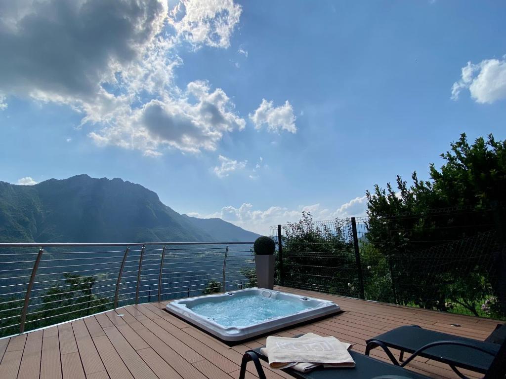 MargnoDa Gigi的山景甲板上的热水浴池