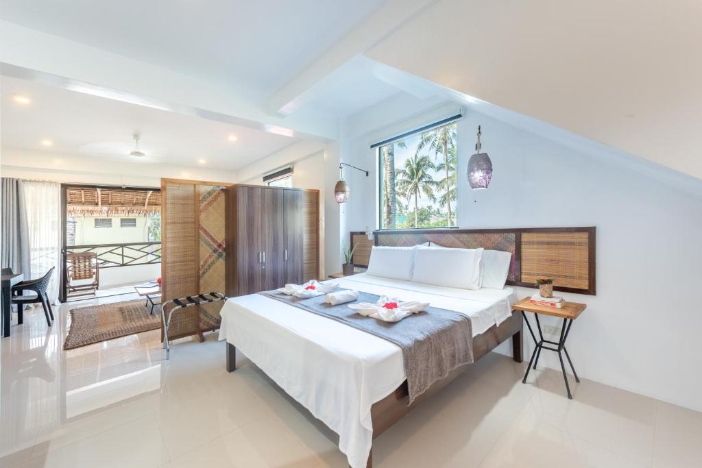 卢纳将军城Kalipay Resort Siargao的一间带大床的卧室和一个阳台