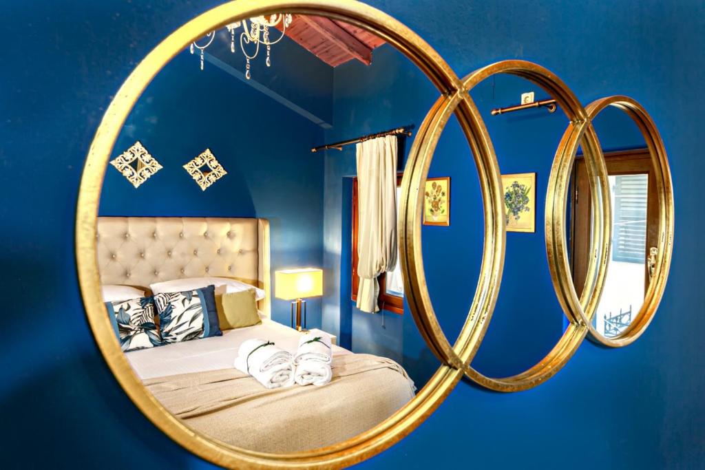 科孚镇Via Porta Raimonda (Luxury central detached house)的一间卧室配有一张带金色大镜子的床