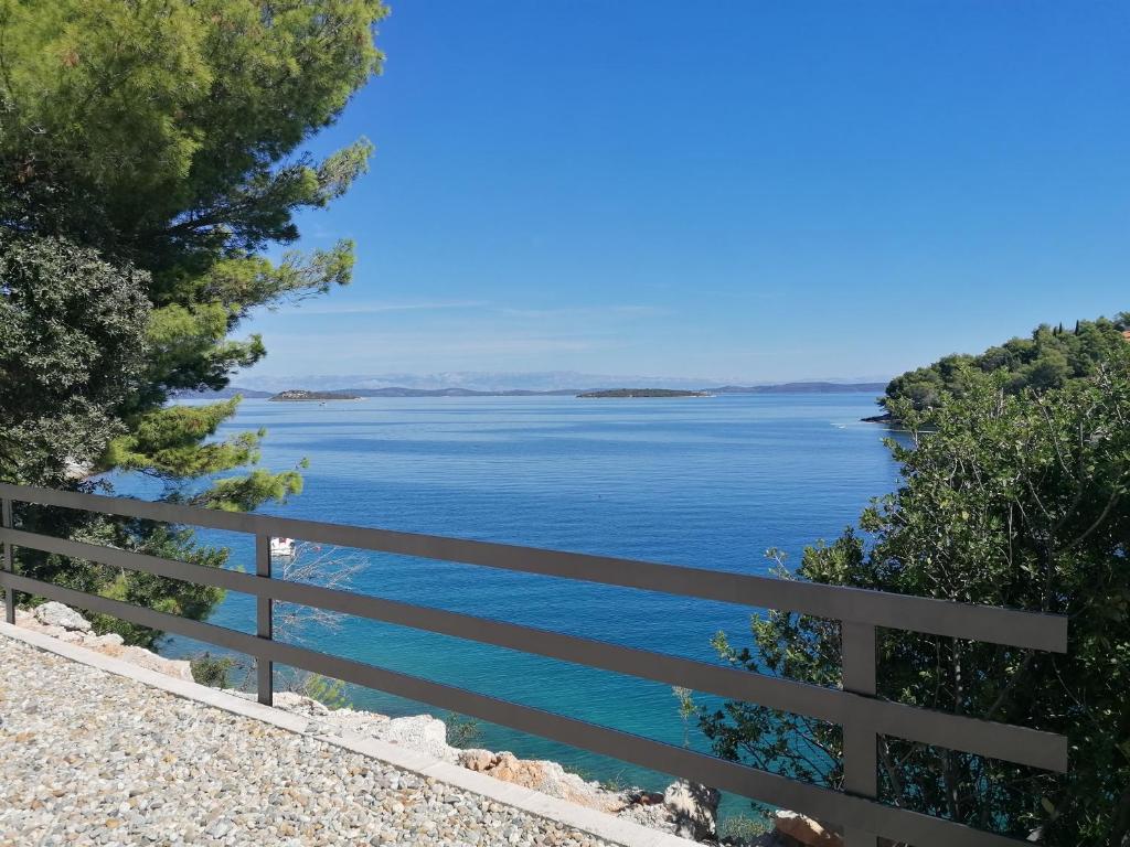 萨利Bella Luxury Apartment的从栅栏可欣赏到湖泊美景