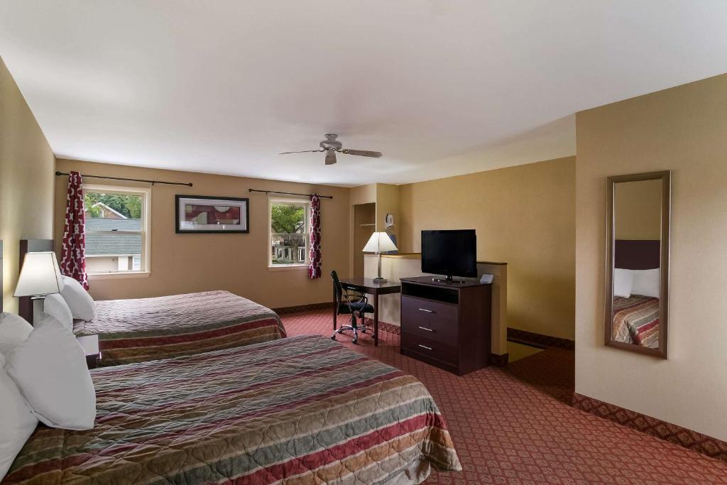 赫尔希Rodeway Inn & Suites Hershey的酒店客房设有两张床和电视。