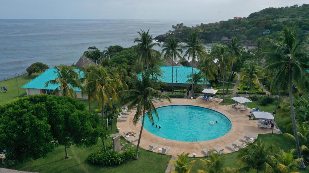 拉利伯塔德阿塔米度假村的享有度假胜地的空中景致,设有游泳池和海洋