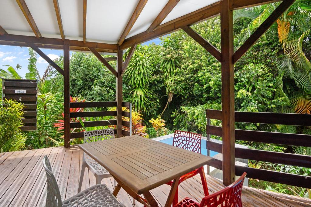 勒拉芒坦Bel'oasis的木制甲板配有木桌和椅子