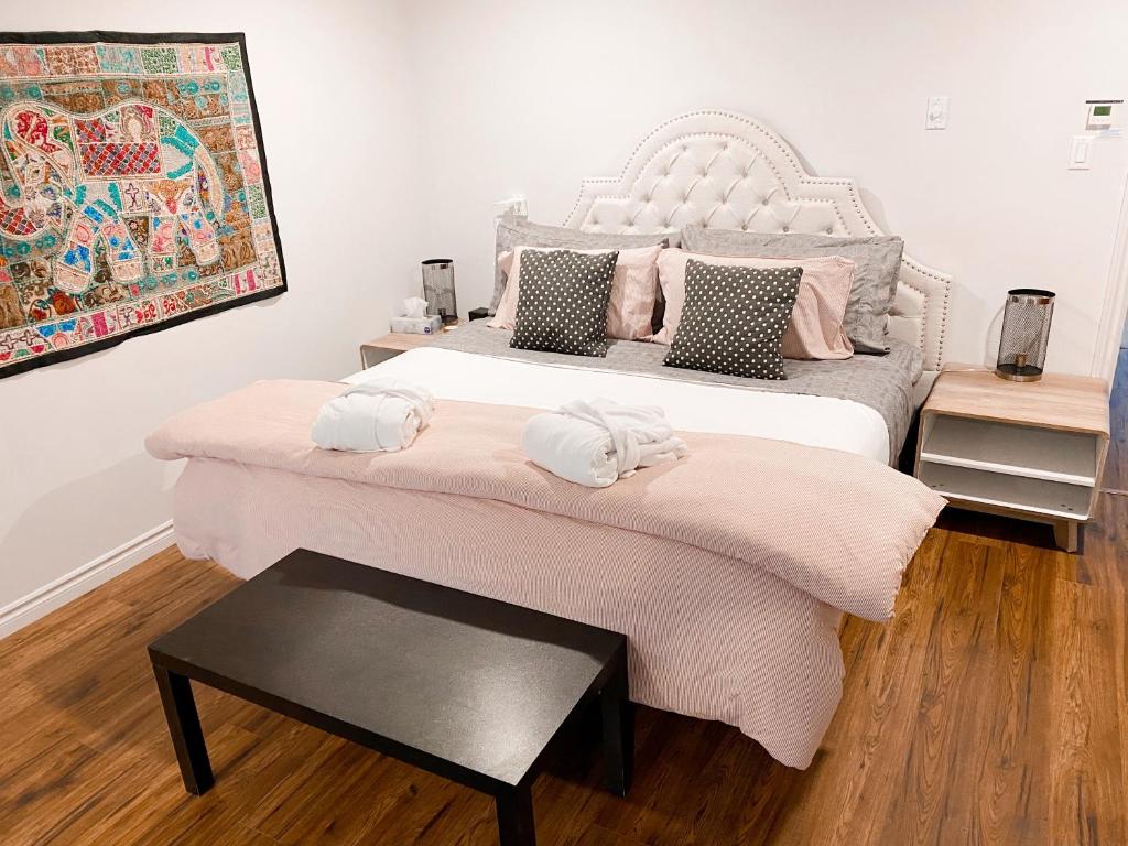 Musquodoboit HarbourOCEAN BAY VIEW Luxury Guesthouse的卧室配有一张带粉红色枕头的大床