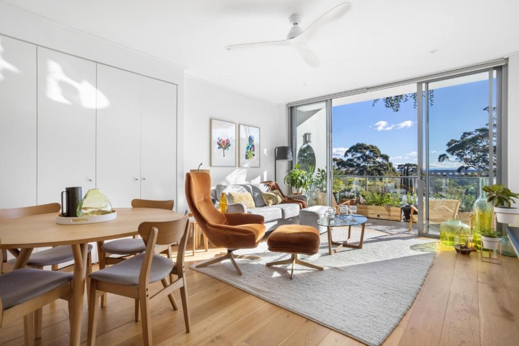悉尼FINL503LC - Finlayson Heights的客厅配有桌椅